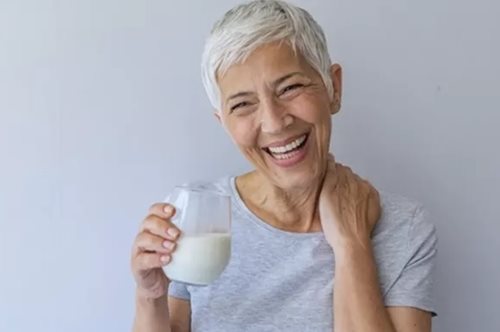 Eμμηνόπαυση: 2 τροφές για να καταναλώνεις (+ 1 που πρέπει να αποφύγεις)