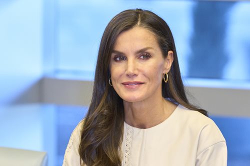 Βασίλισσα Λετίσια: Ο stylish τρόπος με τον οποίο ανάδειξε το Barbie pink φόρεμά της