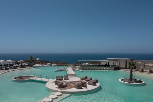 Pacman Santorini: Γκουρμέ γεύσεις, cocktails και μουσικά events με φόντο το ωραιότερο ηλιοβασίλεμα του κόσμου