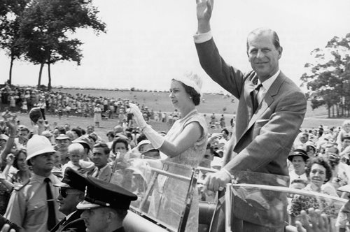 Ο Κλεισθένης φωτογραφίζει την βασίλισσα Ελισάβετ στην μοναδική επίσκεψη της στην Ελλάδα