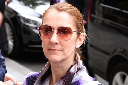 Σελίν Ντιόν: όρθια και χαμογελαστή παρά την ανίατη νευρολογική ασθένειά της