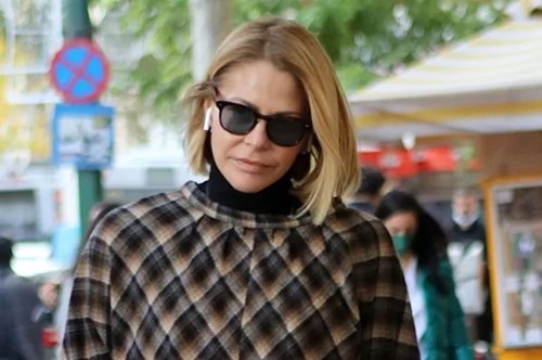 H Τζένη Μπαλατσινού με τις μπότες που δεν πρέπει να λείπουν από καμία χειμερινή γκαρνταρόμπα