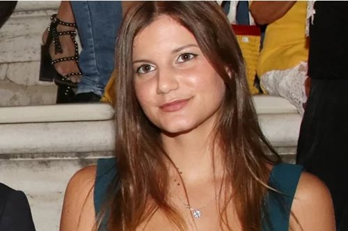 Η Αλίκη Καραμανλή με σέξι διαφάνεια: Η σπάνια εμφάνιση με τη μητέρα και τον αδερφό της