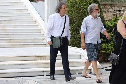 Ο άντρας με τις σαγιονάρες στο Προεδρικό Μέγαρο: Η εμφάνιση που συζητήθηκε περισσότερο από όλες!