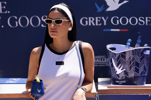 Η Χριστίνα Μπόμπα στα γήπεδα τένις του Navarino Challenge απολαμβάνοντας Grey Goose