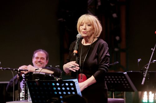 Αλέκα Κανελλίδου: Η έκπληξη που της ετοίμασαν και το τρυφερό φιλί στον γιο της επί σκηνής