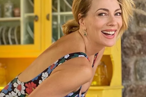 Κοιλιακοί και σούπερ σώμα: Η Σμαράγδα Καρύδη με το ιδιαίτερο χρώμα μαγιό και το beach look που είναι τάση