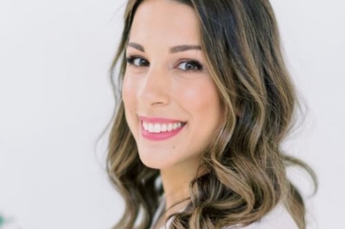 Έλλη Παρασκευοπούλου: Βρίσκει για εμάς τη χρωματική παλέτα που μας αναδεικνύει και της χρωστάμε κάτι από τη λάμψη μας