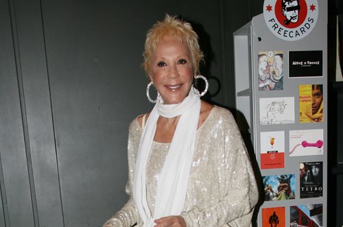 Ζωή Λάσκαρη: Με παραμυθένιο νυφικό στον γάμο της με τον Πέτρο Κουτουμάνο πριν από 58 χρόνια