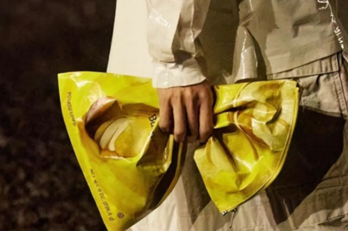 Ο οίκος Balenciaga και η τσάντα από τα σακουλάκια των Lay's