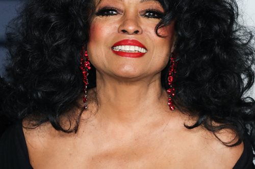 Η βασίλισσα της ροκ εν ρολ ποζάρει με το απόλυτο black dress για το 2024