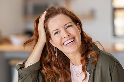 Περιποίηση μαλλιών στην εμμηνόπαυση: Πώς αλλάζουν οι ανάγκες τους και τι χρειάζεται να κάνεις για να είναι λαμπερά και υγιή