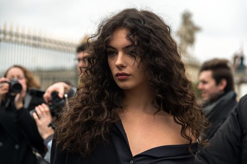 Ντέβα Κασέλ: Οι 5 συμβουλές styling που δίνει με αφορμή το απίστευτο λουκ της στην επίδειξη Dior