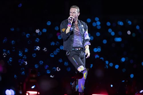 Coldplay: Κυκλοφόρησε το πολυσυζητημένο βίντεοκλιπ που γυρίστηκε στο Ηρώδειο