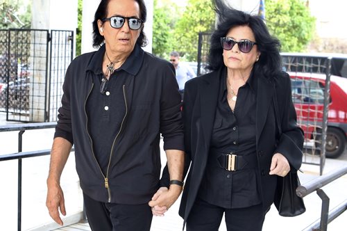 Πασχάλης και Αλίκη Αρβανιτίδη χέρι-χέρι: Η σπάνια εμφάνιση του 78χρονου τραγουδιστή και της συζύγου του