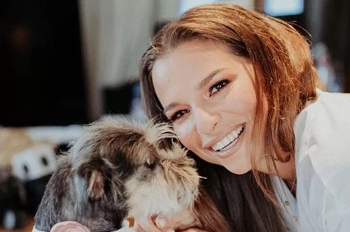 Εριέττα Κούρκουλου Λάτση: Με σέξι κοντό φόρεμα που ανέδειξε τα υπέροχα πόδια της