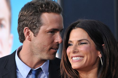 Ράιαν Ρέινολντς: Εύχεται χρόνια πολλά στην Σάντρα Μπούλοκ...γυμνός