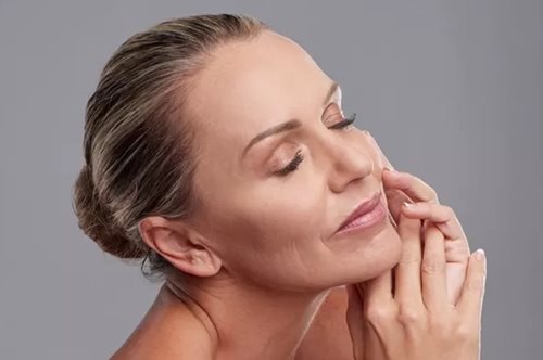 10 Years Younger: Οι πολυτελείς κρέμες ματιών με ρετινόλη που πρέπει να δοκιμάσετε