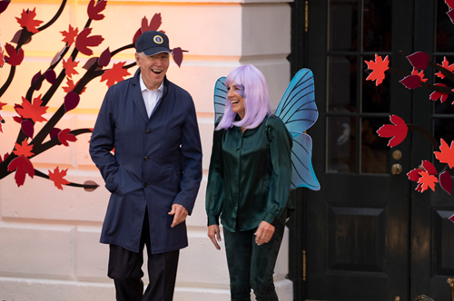 Trick or Treat: Η μοβ περούκα της Τζιλ Μπάιντεν είναι ο ορισμός του Halloween στον Λευκό Οίκο