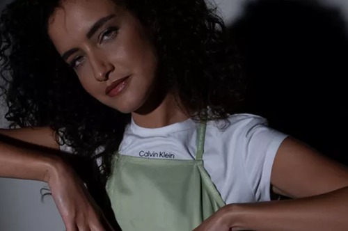 Τα Hero Pieces του Calvin Klein: Πώς θα φορέσεις το slip dress σαν μοντέρνα fashionista