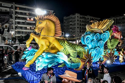 Καρναβάλι της Πάτρας: Τα άρματα στους δρόμους για την πρώτη νυχτερινή παρέλαση