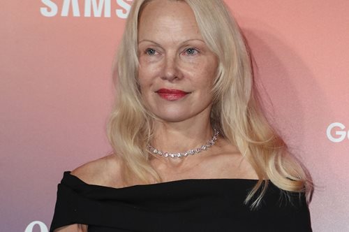 Πάμελα Άντερσον: Φόρεσε το εμβληματικό χνουδωτό καπέλο της σε εκδοχή παντελονιού