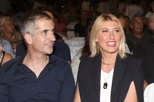 Η Σία Κοσιώνη και ο Κώστας Μπακογιάννης στόλισαν το χριστουγεννιάτικο δέντρο με τα παιδιά τους: Η εντυπωσιακή διακόσμηση