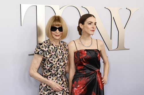 H Άννα Γουίντουρ σε σπάνια εμφάνιση με την κόρη της Μπι