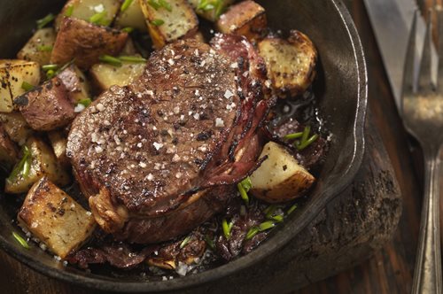 Μια σούπερ συνταγή του Άκη: Χοιρινές μπριζόλες λεμονάτες με πατάτες στον φούρνο (+ ένα μυστικό tip)