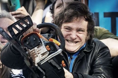 Χαβιέρ Μιλέι, ο νέος πρόεδρος της Αργεντινής εμφανίζεται με αλυσοπρίονο