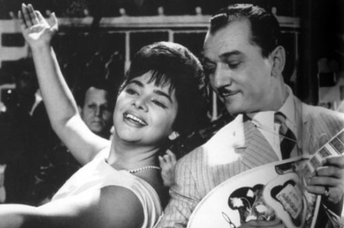 Η Μαίρη Λίντα στην αγκαλιά του Μανώλη Χιώτη στην πλαζ