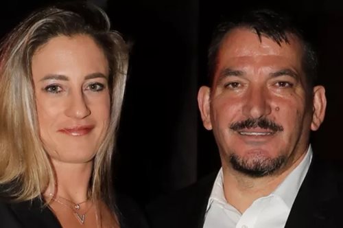 Αφροδίτη Σκαφίδα: Ποζάρει αγκαλιά με τον Πύρρο Δήμα με θέα τη Σαντορίνη