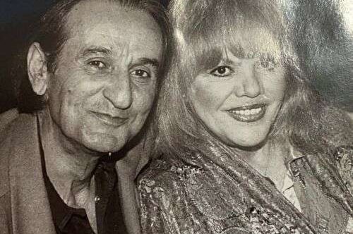 Όταν εκείνη έπαθε Αλτζχάιμερ εκείνος της αφοσιώθηκε πλήρως μέχρι τον θάνατο του. Εκείνη τον ακολούθησε λίγους μήνες αργότερα