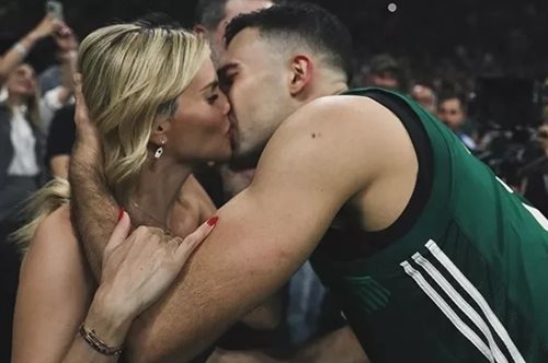 Κώστας Σλούκας: Τα καυτά φιλιά με την έγκυο σύζυγό του