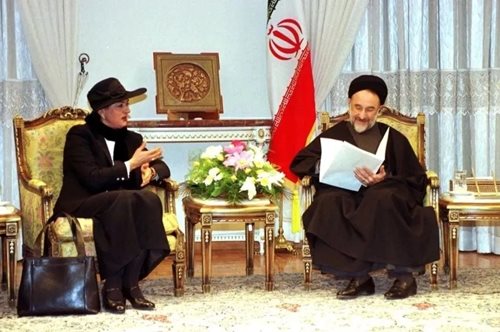 Βάσω Παπανδρέου: Όταν το 1998 στο Ιράν αντί για τσαντόρ φόρεσε ένα υπέρκομψο καπέλο