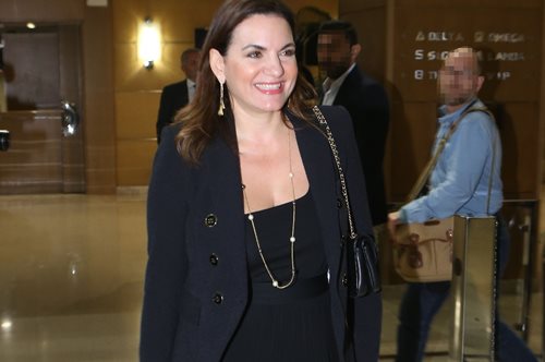 Η ανοιξιάτικη εμφάνιση της Όλγας Κεφαλογιάννη με λευκό κοστούμι και εσπαντρίγιες