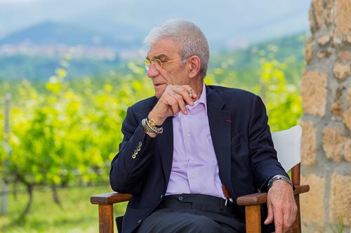 O Γιάννης Μπουτάρης είναι ο cool guest star σε βίντεο κλιπ του ράπερ Ricta