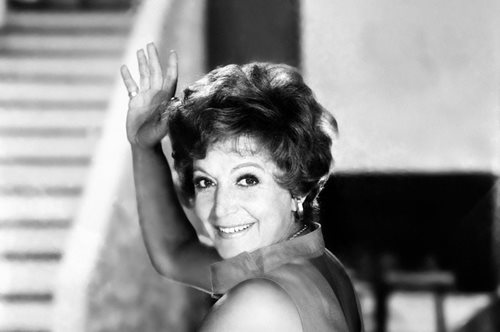 Η μοναδική Ρένα Βλαχοπούλου δίνει τις δικές της ευχές για το Πάσχα