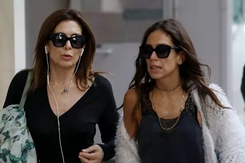 Στα κόκκινα η Κατερίνα Διδασκάλου: Για βουτιές στο Σούνιο με την κόρη της