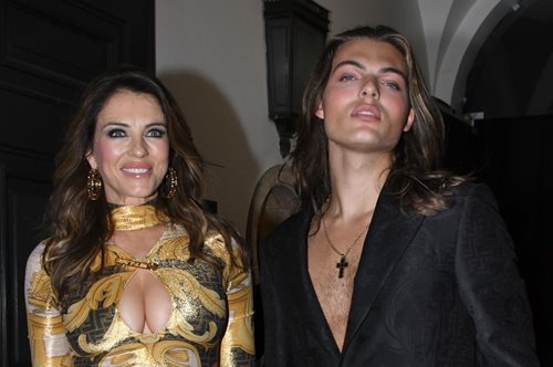 Ελίζαμπεθ Χάρλεϊ: Με σκηνοθέτη τον γιο της, πρωταγωνιστεί σε ένα καυτό ερωτικό θρίλερ