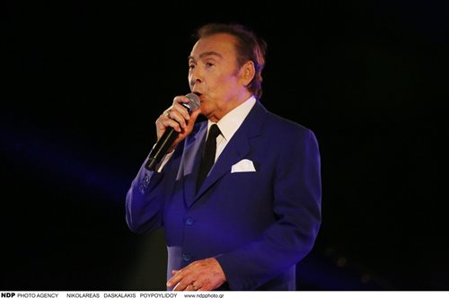 Ο Τόλης Βοσκόπουλος σε ένα από τα ωραιότερα πορτραίτα της καριέρας του