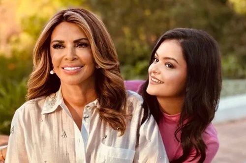 Μαριτίνα Ντενίση: Mε σοφιστικέ outfit στο σπίτι της μητέρας της