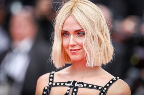 Κιάρα Φεράνι: Με ένα τοσοδούλι ροζ μπικίνι στα νερά της Μυκόνου