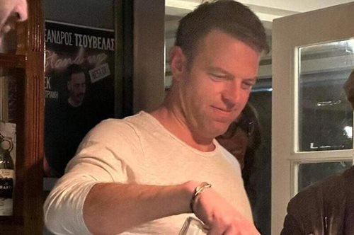 Ο Στέφανος Κασσελάκης κερνάει σφηνάκια σε μπαρ στις Σπέτσες