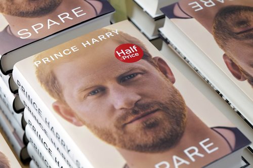 Από τα ναρκωτικά στο σπίτι της Κόρτνεϊ Κοξ μέχρι την πρώτη του σεξουαλική εμπειρία και την περιτομή,  τα απομνημονεύματα του Χάρι είναι σκέτο χάος