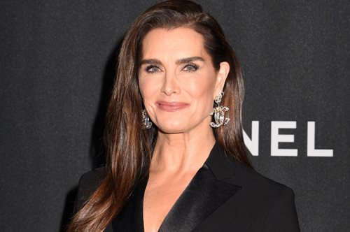 Μπρουκ Σιλντς: Η Old Hollywood εμφάνιση της 57χρονης με κόκκινο κραγιόν και παγιέτες