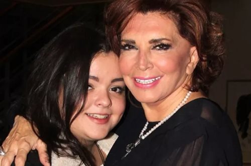 Μιμή & Μαριτίνα Ντενίση: Ψήφισαν μαζί - Με ψηλόμεσο τζιν και crop top η κόρη της πρωταγωνίστριας