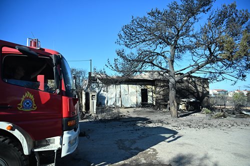 Φωτιά στην Αττική: Θλίψη για τη γυναίκα που βρέθηκε απανθρακωμένη στο Πάτημα Χαλανδρίου