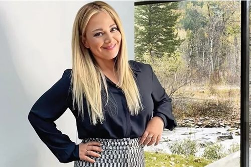 Η Νάνσυ Ζαμπέτογλου συνδύασε μία midi εμπριμέ φούστα με τον πιο κομψό και αλάνθαστο τρόπο