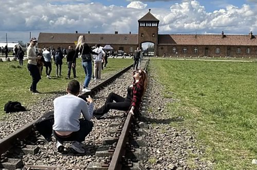 Ποζάροντας στο Άουσβιτς: επισκέπτρια στήνεται σαν μοντέλο στις ράγες του τρένου